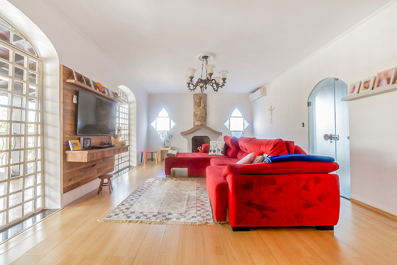 foto profissional de sala com sofá vermelho