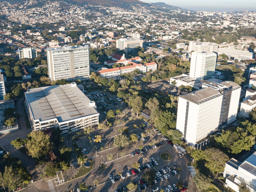 imagem aérea com drone do campus Tecnopuc