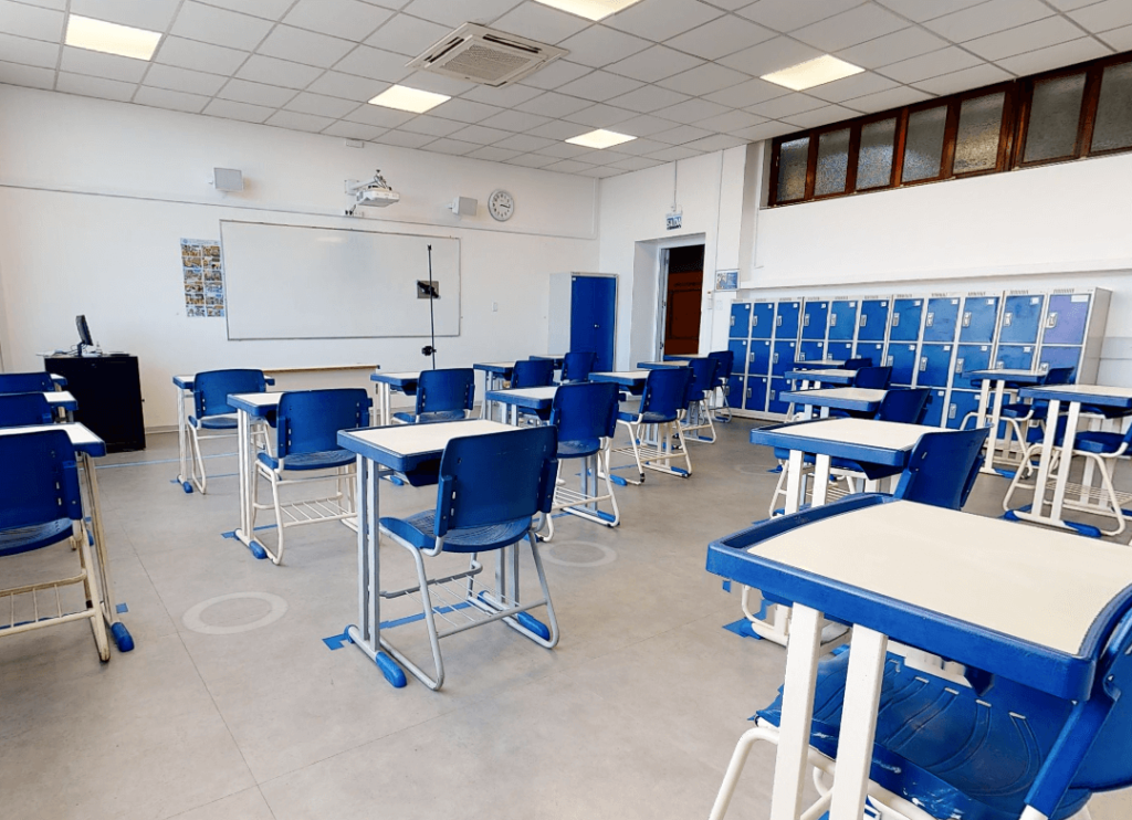foto profissional sala de aula com cadeiras e mesas azuis