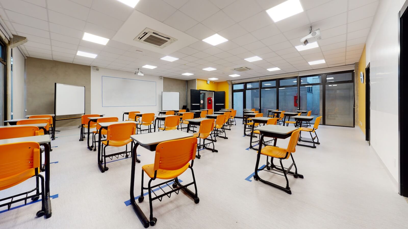 foto profissional de sala de aula com cadeiras laranjas